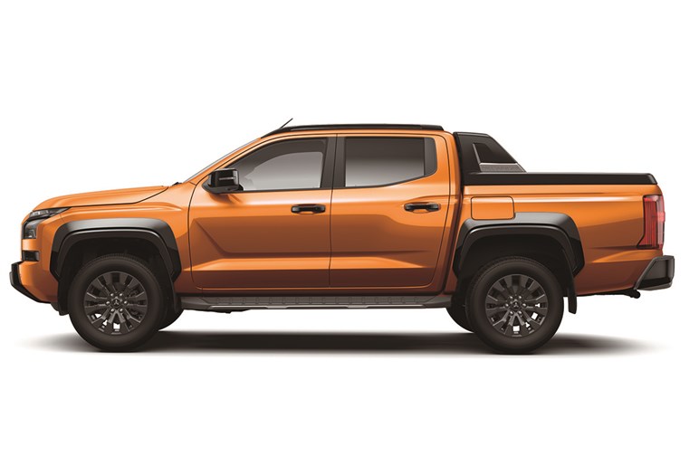硬派なSUVに転向した新型「アウトバック」。「トライトン」と買うならどっち？ サイズや価格を比較した結果