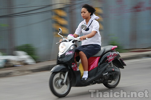 タイでは小中学生でも「学生服を着ていればバイクに乗れる!?」ナゾの習慣があるその理由とは？