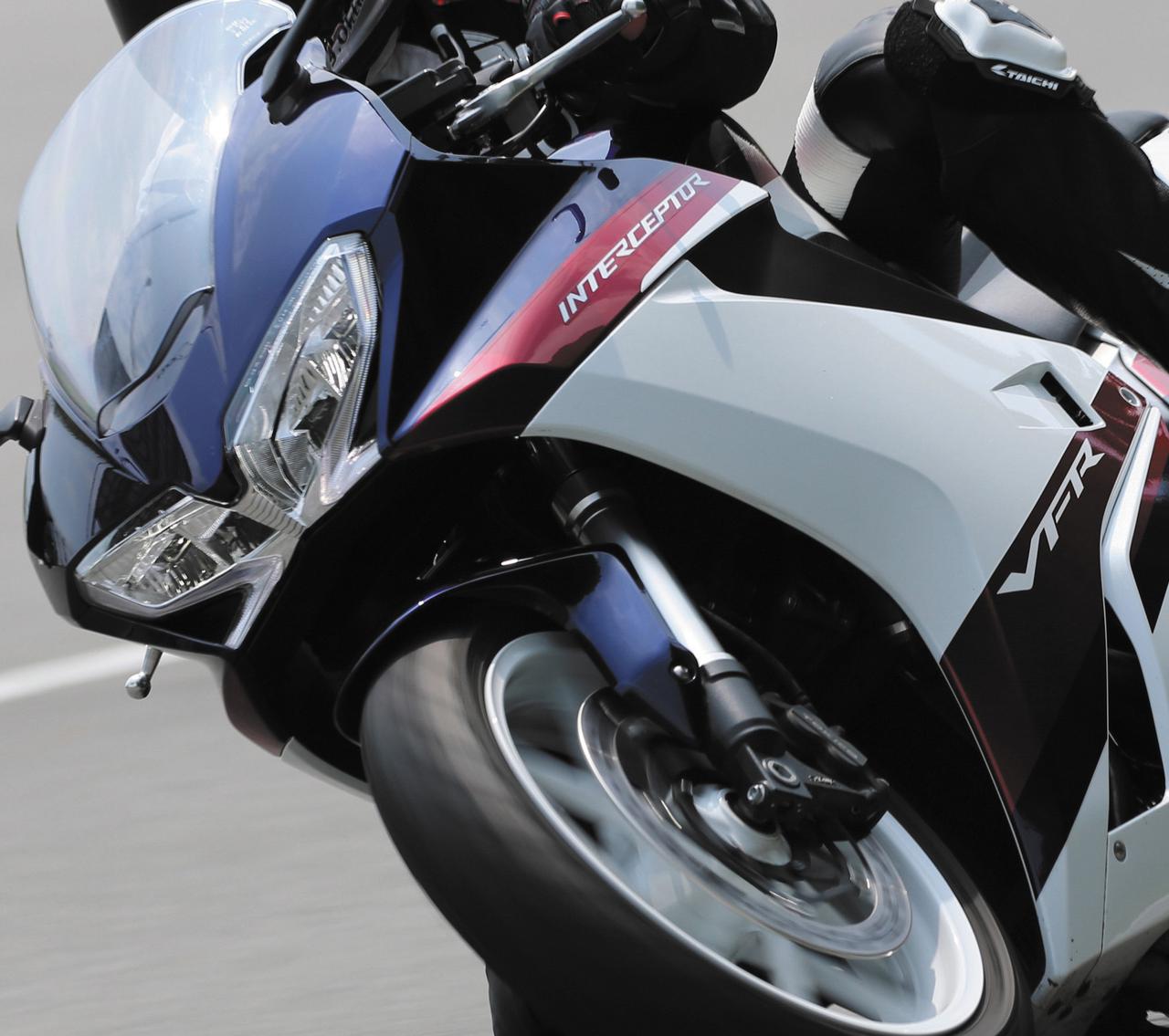 ホンダ Vfr800f のツーリング性能を解説 伝統のv型4気筒エンジンを搭載したスポーツツアラー Webオートバイ 自動車情報サイト 新車 中古車 Carview