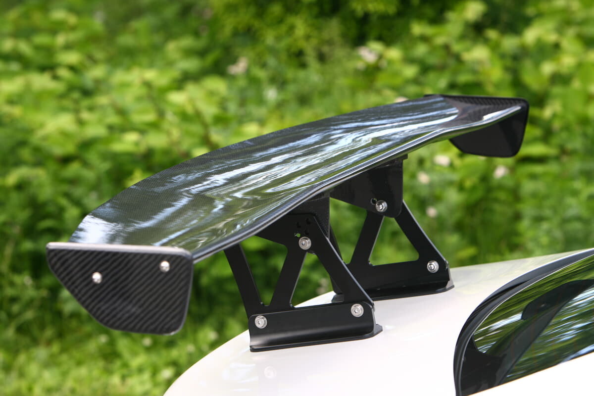 「遅くなる」「車検不通過」！　意外に難しい「GTウイング」装着