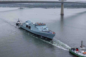 英海軍の「最新鋭艦」艦橋の上に“謎の構造物”設置する様子が公開される！ 実は現代戦においてかなり重要な装備