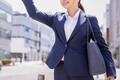 先に手を挙げたほう？　手前にいる人？　複数の客がいたらタクシードライバーは誰を乗せるのか元ドライバーが解説！