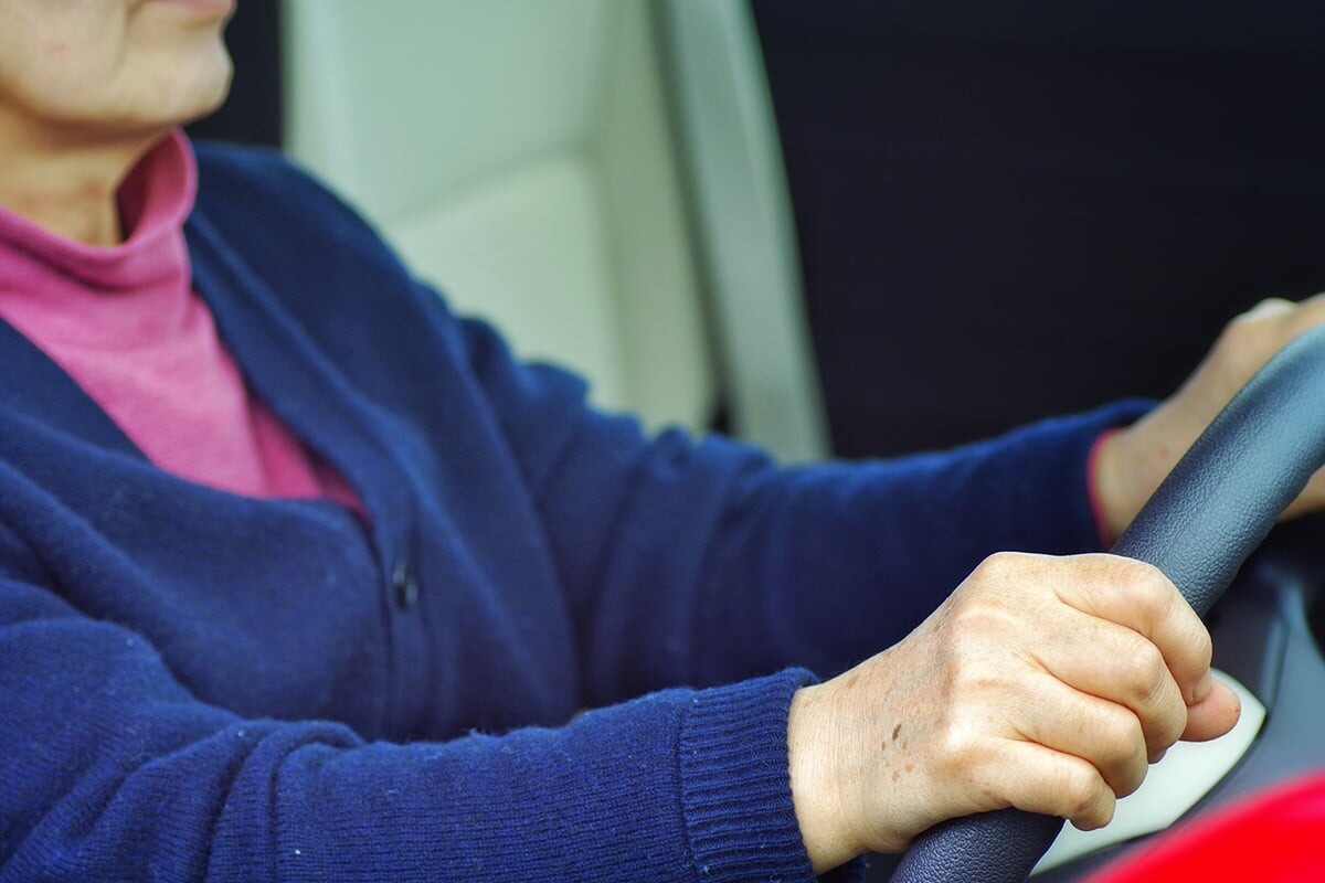 「免許を返納しても運転してしまう…」 77歳男性、免許返納4か月後に事故起こし、無免許運転で逮捕！ 高齢者の事故を防ぐには？ 元警察官が解説