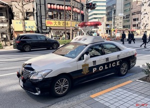 【元警察官】が解説！パトランプを点けて止まっているパトカーの目的はさまざま！違反を切符処理されることもある！