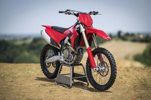 ドゥカティ初のオフロードバイク!? 真紅のボディが“らしい”仕上がりの「Desmo450 MX」欧州で発売開始