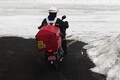 まさか雪上ライディングのプロ!?  雪国でも活躍する郵便配達バイクの謎