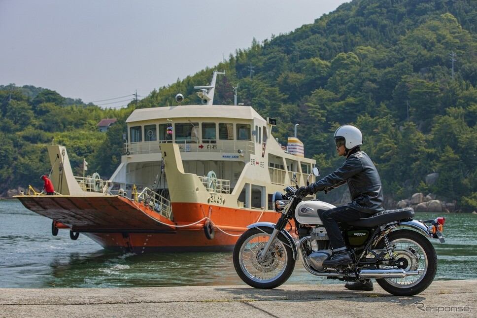 カワサキの大型レトロバイク『W800』にホワイトとブルーが登場、価格は130万9000円