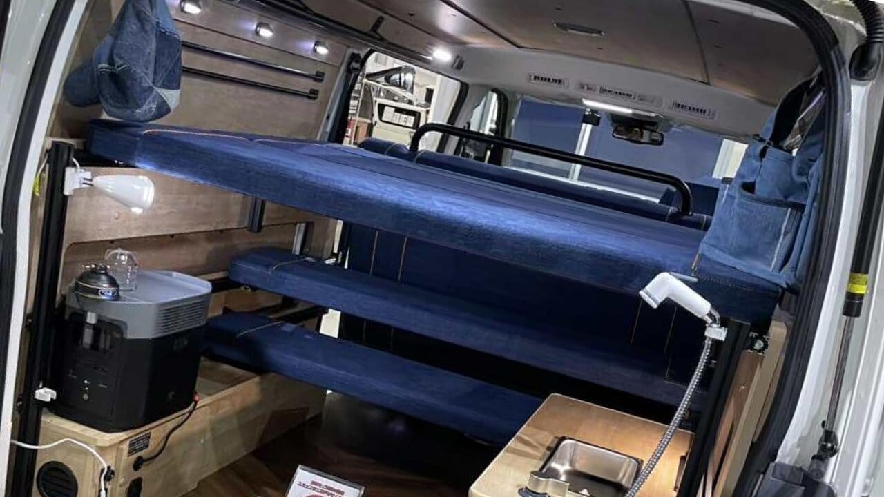 「車のシートだよね？」「すげぇ…デニム地だ」汚してナンボ、経年劣化を楽しみたい。真っ青なシートが魅力のキャンピングカー。