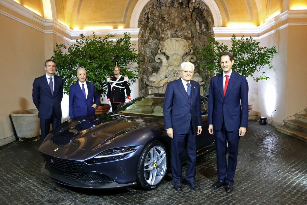 フェラーリの最新GTクーペ「ローマ」がイタリア官邸で大統領を表敬訪問