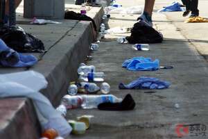 バイパスわきに落ちている「謎の液体入りペットボトル」 中身は一体なに？ 汚い「謎ボトル」発生の原因は「トラックドライバー」の劣悪な労働環境が由来… どういうことなのか