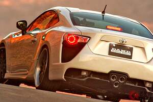 レクサス「“ミニ”LFA」!? 3本出しマフラー＆迫力エアロ採用！ 伝説の「V10」エンジン…は搭載しないトヨタ「ハチロク」“スーパーカー”化キット「DAMD LFGT-86」がスゴイ