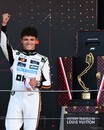 F1モナコGP優勝トロフィー、ルイ・ヴィトンの特製トランクとともにマクラーレンのノリスに