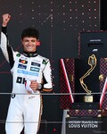 F1モナコGP優勝トロフィー、ルイ・ヴィトンの特製トランクとともにマクラーレンのノリスに