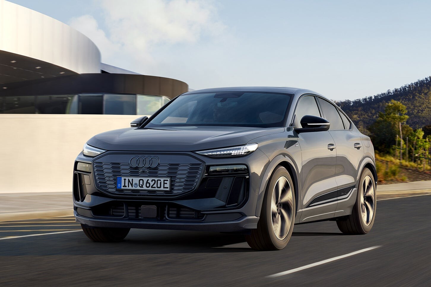 アウディ新型SUV「Q6 e-tron」にクーペスタイルの「Q6スポーツバックe-tron」が追加！ 導入記念限定モデルも設定【新車ニュース】