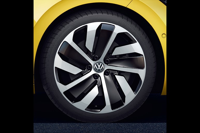 VWの新フラッグシップ「アルテオン」が日本上陸。価格は549万円から
