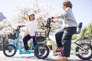 “ミセス”がターゲットの特定原付スクーター!? 乗り降りしやすく積載力もバツグンの「メルローズ」登場 電アシ並の価格を実現