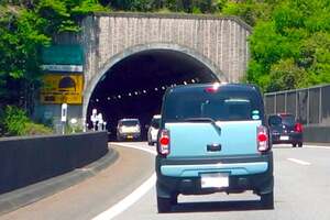トンネル出口で吹く「横風」はなぜ危険なのか？ 時速10m/sで1m横滑りの衝撃データ――ミニバン・トラックが“横転”する死角とは