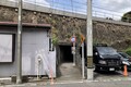車幅制限はないのかッ？ 制限高さ1.9mの低いガード…京浜急行・井土ヶ谷