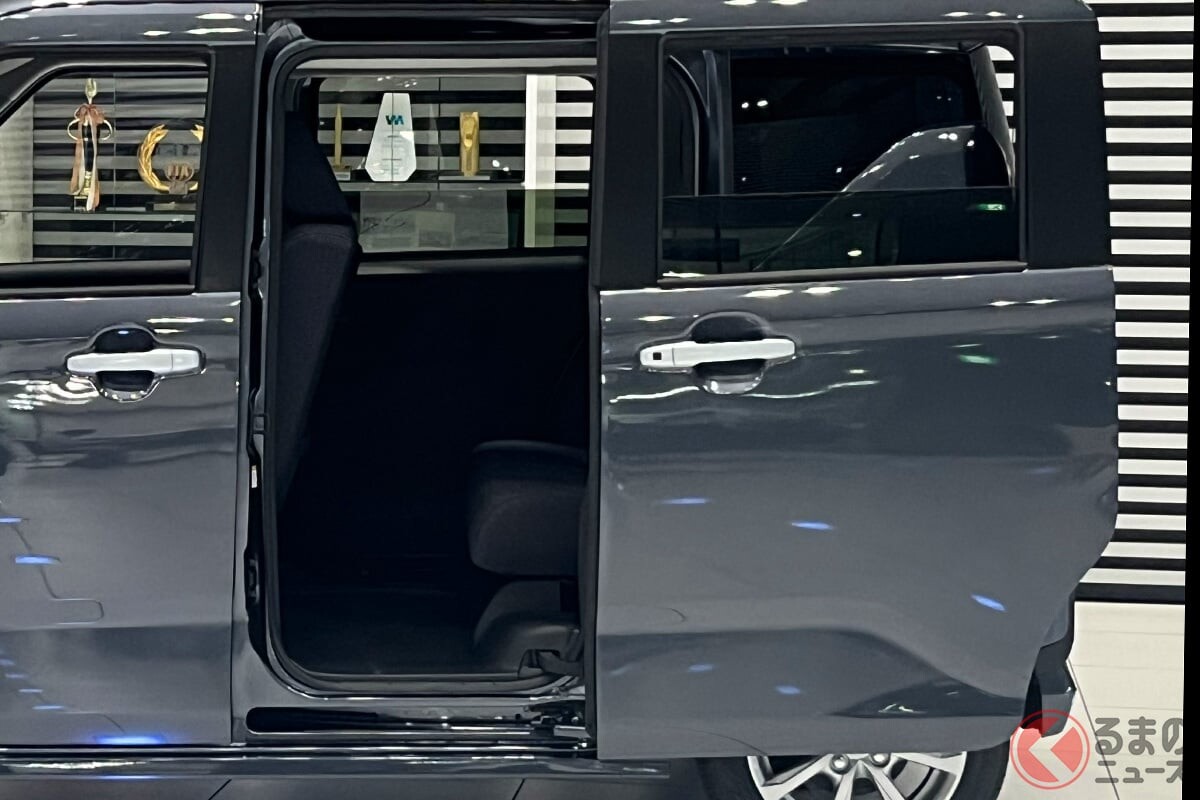 新車135万円！ スバル新型「“スライドドア”軽ワゴン」発表！ “上級ミニバン並み”の最新機能搭載！ セカンドカーにちょうどいい新型「ステラ」販売店に問い合わせ殺到