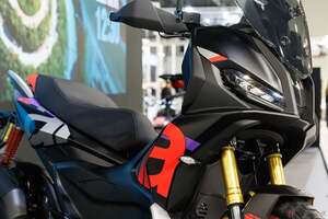 超絶スポーティーな「新型ミドルクラス・スクーター」登場!! アプリリア初の中排気量GTスクーター「SR GT 400」発表