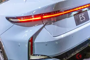 7年ぶり全面刷新！ レクサス新型「“4ドア”セダン」初公開！ 340馬力超え×高性能4WDの「スポーティモデル」もアリ！ ビッグな「8代目」ES登場