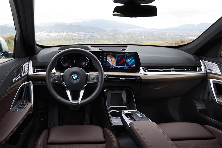 BMWの最小SUVが大変身！ 次期「X1／iX1」はフロント一新＆ノイエ・クラッセ風デザイン採用。2026年デビューが有力