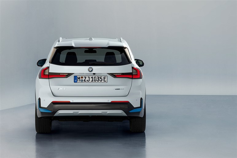 BMWの最小SUVが大変身！ 次期「X1／iX1」はフロント一新＆ノイエ・クラッセ風デザイン採用。2026年デビューが有力