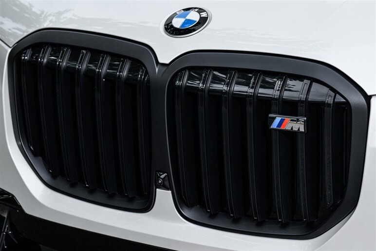 “巨大キドニーグリル”時代は本当に終わるのか？ BMWデザイン責任者が語る巨大化の背景と未来戦略とは