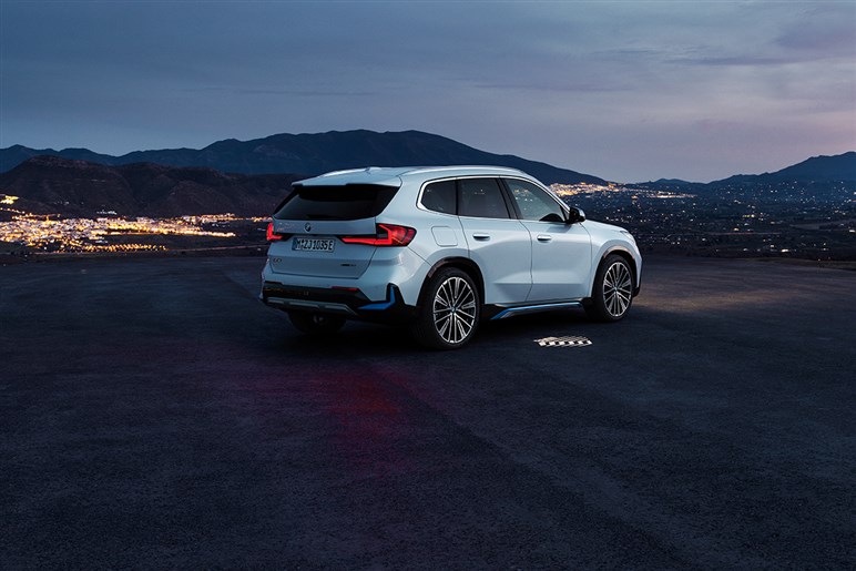 BMWの最小SUVが大変身！ 次期「X1／iX1」はフロント一新＆ノイエ・クラッセ風デザイン採用。2026年デビューが有力