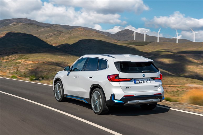 BMWの最小SUVが大変身！ 次期「X1／iX1」はフロント一新＆ノイエ・クラッセ風デザイン採用。2026年デビューが有力