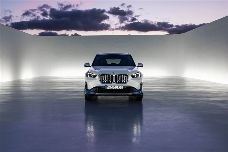BMWの最小SUVが大変身！ 次期「X1／iX1」はフロント一新＆ノイエ・クラッセ風デザイン採用。2026年デビューが有力