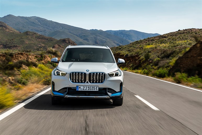 BMWの最小SUVが大変身！ 次期「X1／iX1」はフロント一新＆ノイエ・クラッセ風デザイン採用。2026年デビューが有力