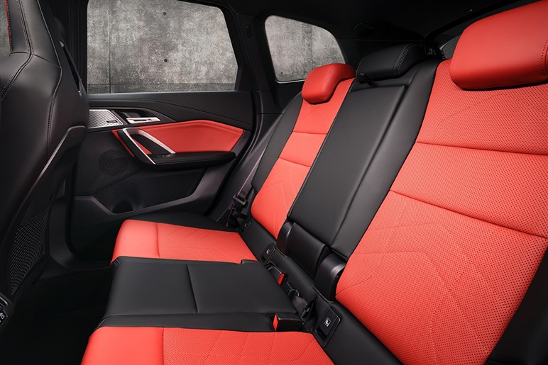 BMWの最小SUVが大変身！ 次期「X1／iX1」はフロント一新＆ノイエ・クラッセ風デザイン採用。2026年デビューが有力