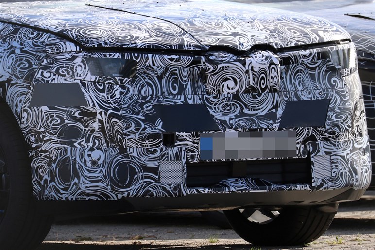 BMWの最小SUVが大変身！ 次期「X1／iX1」はフロント一新＆ノイエ・クラッセ風デザイン採用。2026年デビューが有力
