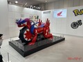 ホンダの電動二輪駆動バイク「EVアウトライヤー」のシートはレブルより低い！【ジャパンモビリティショー2025速報】