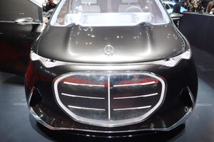 これが「次のベンツ」なのか…？ ここまで振り切ったか「最高級ミニバン」 “走るクラブ”か、はたまた“宇宙船”か