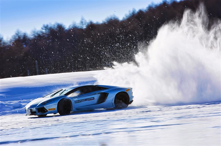 氷上ドリフトで明らかになったランボルギーニの4WD特性に注目