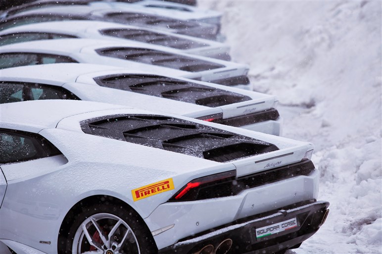 氷上ドリフトで明らかになったランボルギーニの4WD特性に注目
