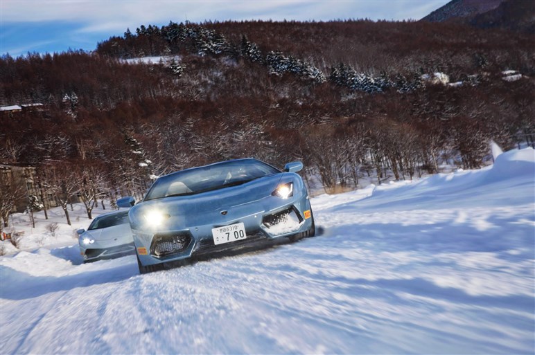 氷上ドリフトで明らかになったランボルギーニの4WD特性に注目