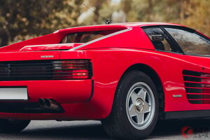 ボディサイドの“フィン”が美しい！ 40年前の「真っ赤なフェラーリ」がベルギーのオークションに登場！ 初期型にしか存在しない片耳ミラー仕様「テスタロッサ モノスペッキオ」とは？