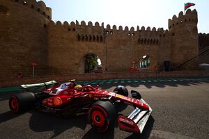 F1アゼルバイジャンFP2速報｜ハミルトン首位のフェラーリ1-2！　マクラーレン2台は10番手以下に沈む。角田裕毅14番手