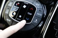 灼熱の車内「効率的に冷やす方法」とは？ “窓閉めてエアコン全開！”がベストとは限らない!?
