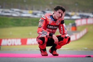 【MotoGP】「最後は泣いちゃってブレーキングポイントも見づらかった」マルク・マルケス、6年ぶりMotoGP頂点に感極まり涙。キャリア最大の挑戦が終わる
