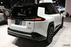 あと少しで発売!? トヨタ新型「RAV4」のリアシートは快適か？ ロングドライブに出かけられる？ 右ハンドル仕様でチェックした“後席の居住性”とは