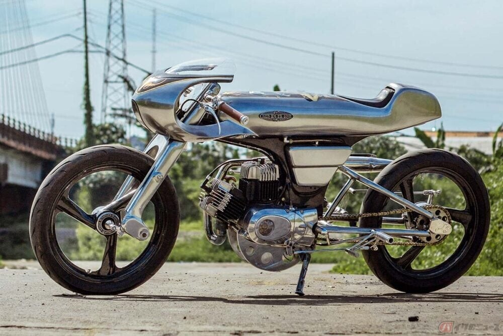 美しすぎる原付カスタム!! 半世紀以上前に登場したスズキの単気筒コミューター「A100」がLツインに!? インドネシアで誕生したスペーシーなカフェレーサーとは？