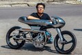 美しすぎる原付カスタム!! 半世紀以上前に登場したスズキの単気筒コミューター「A100」がLツインに!? インドネシアで誕生したスペーシーなカフェレーサーとは？
