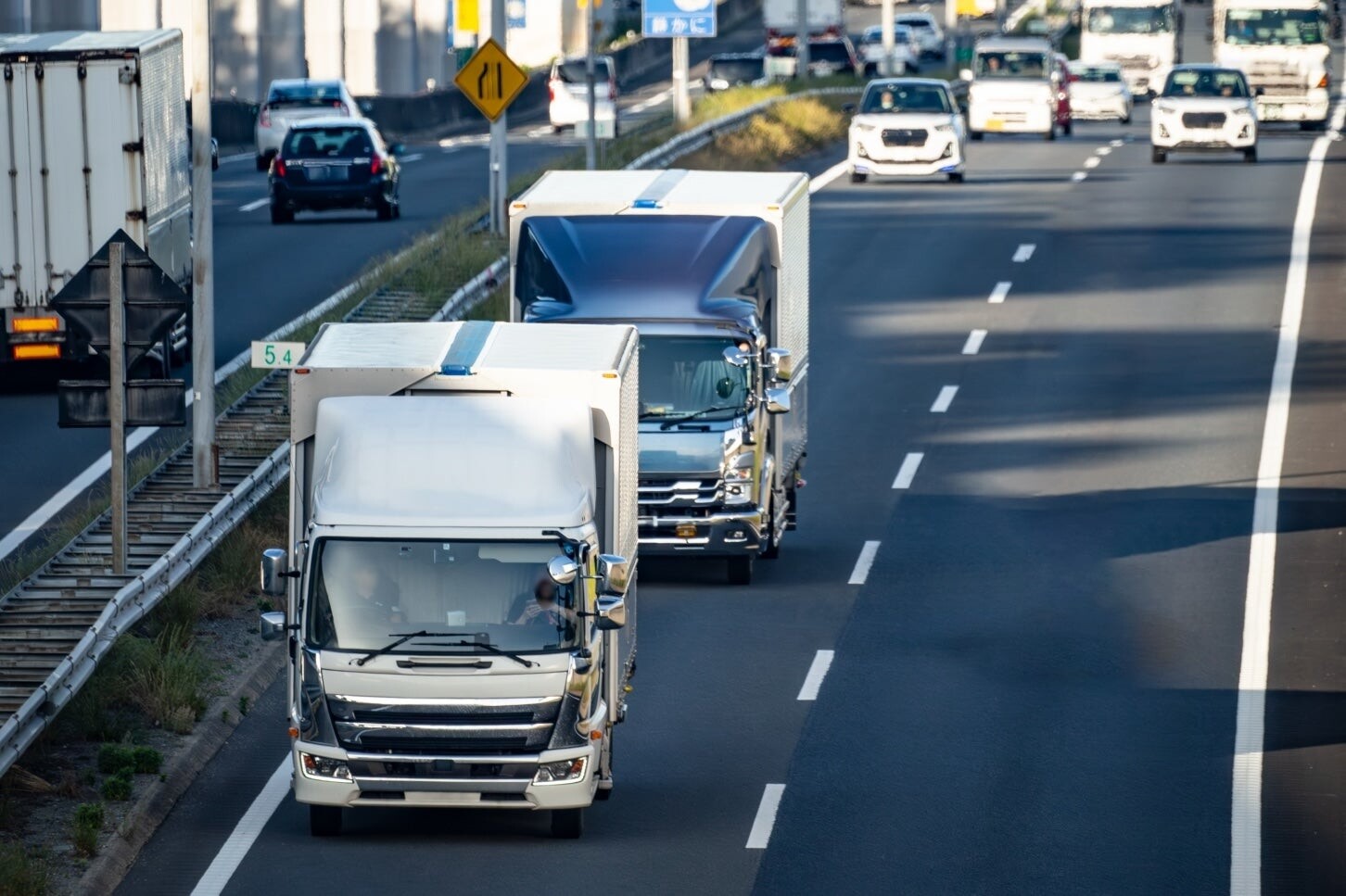 大型＆特定中型トラックの最高速度90km/hへの引き上げから1年以上が経過！ 変更による効果や反響は？