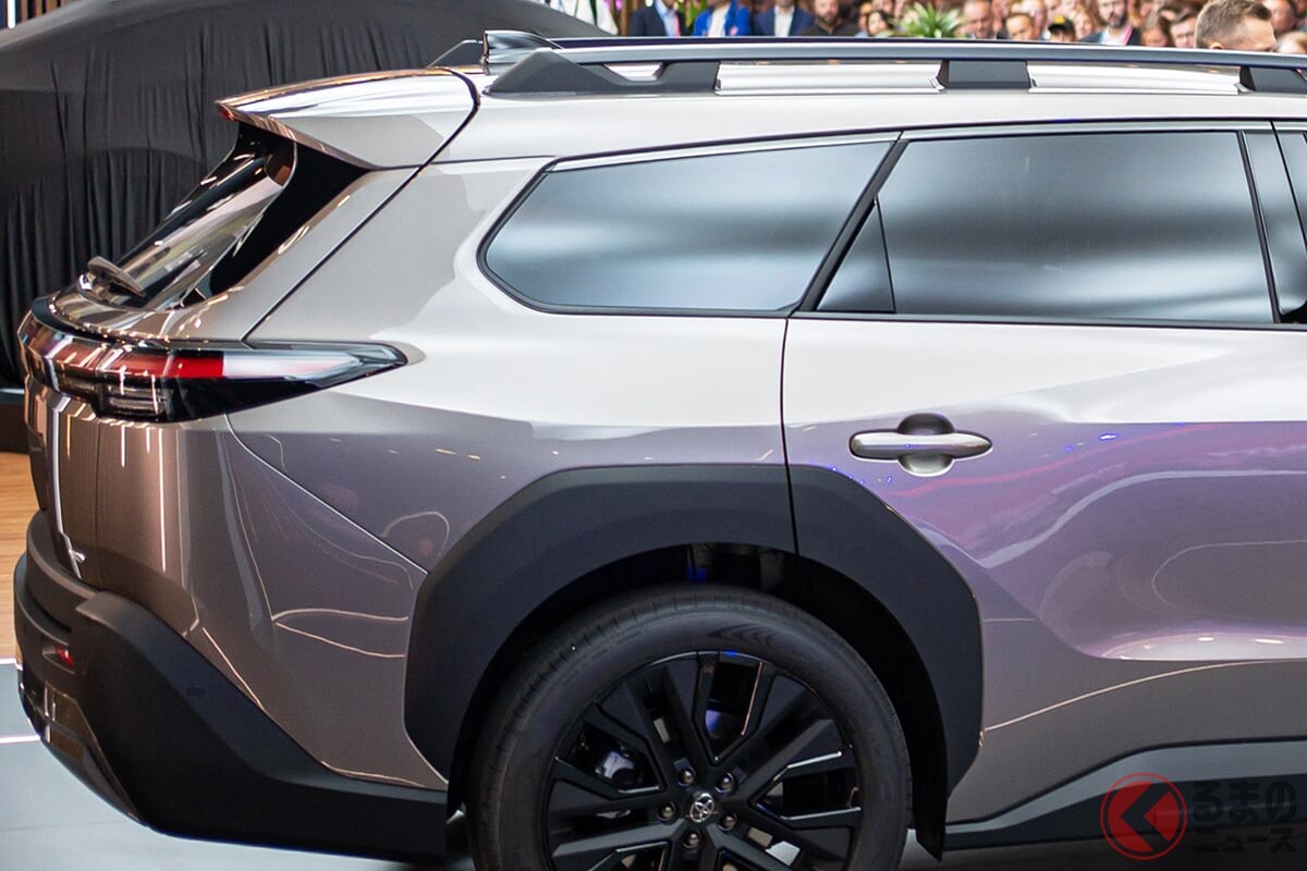 トヨタが新型「ステーションワゴン」初公開！ 380馬力の「高性能モデル」もアリ！全長4.8mの「スタイリッシュボディ」もイイ「bZ4Xツーリング」波国で登場