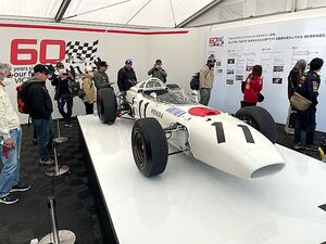 ホンダ、F1メキシコGPで1966年に優勝した「RA272」のデモ走行　角田裕毅選手がドライブ