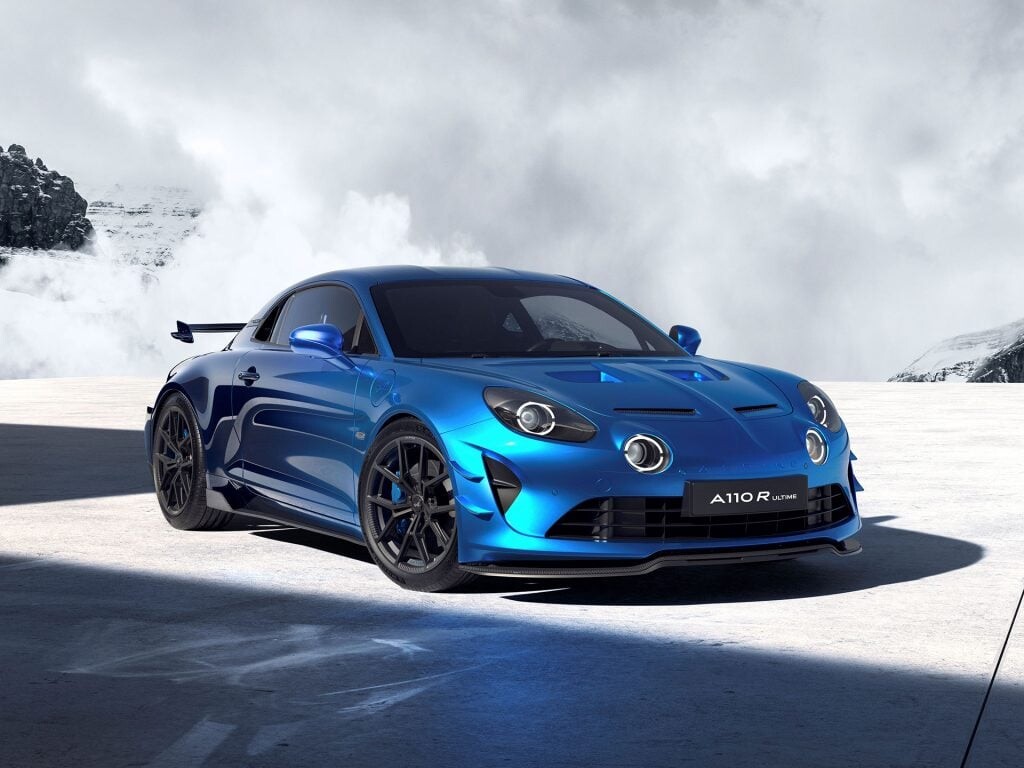 これぞアルピーヌの最高峰！ 「A110R ウルティム」が特別なブルーまとい日本上陸